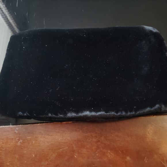 Velvet  Snap Closure Clutch Black - Picture 4 of 11